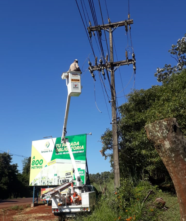 ANDE realiza mantenimiento a líneas de distribución eléctrica en cuatro zonas de Canindeyú - .::Agencia IP::.