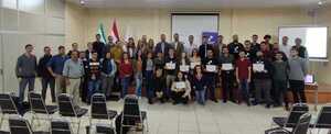 Jóvenes de Itapúa reciben certificados de participación en proyecto tecnológico