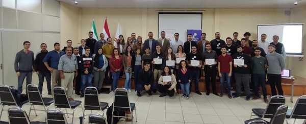 Jóvenes de Itapúa reciben certificados de participación en proyecto tecnológico