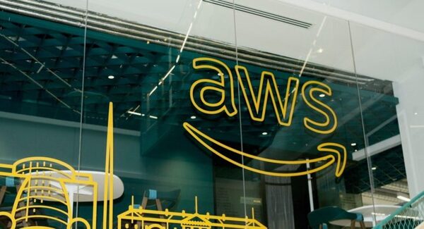 Amazon Web Services anuncia una inversi贸n de US$ 12.700 millones de d贸lares en la India - Revista PLUS