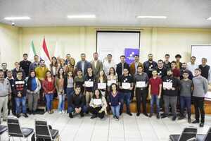 JÓVENES EMBAJADORES DEL PROYECTO «PROGRAMANDO PARAGUAY» SE REUNIERON EN LA GOBERNACIÓN 
