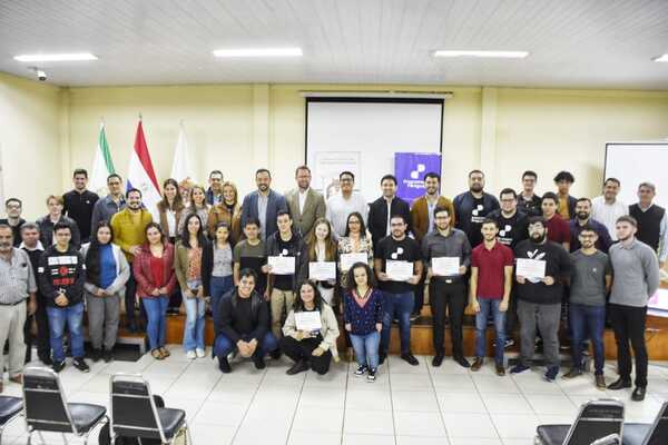 JÓVENES EMBAJADORES DEL PROYECTO «PROGRAMANDO PARAGUAY» SE REUNIERON EN LA GOBERNACIÓN