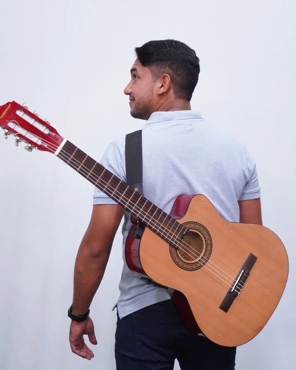 Joel Sandino se lanza como artista cantando a México | 1000 Noticias