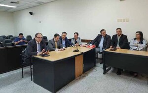 Escrachan al senador Rodolfo Friedmann mientras se retiraba de tribunales – Prensa 5