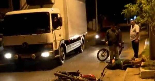 La Nación / Motociclista se estrelló contra cordón de hormigón y quedó en estado delicado