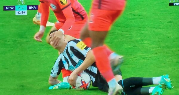 Versus / ¡Increíble! Fuerte cruce entre Almirón y Enciso: Falta, cachetazo y hasta empujones