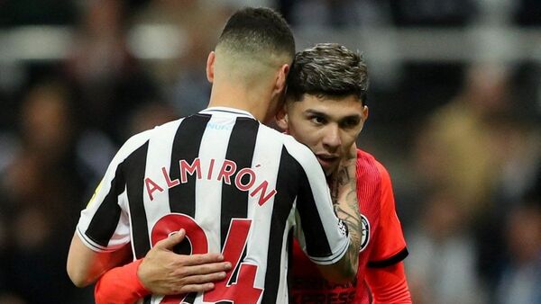 Newcastle de Almirón golea al Brighton de Enciso