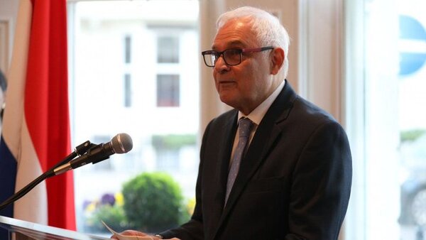 Aceptan renuncia de embajador de Reino Unido tras entrevista en aparente estado etílico