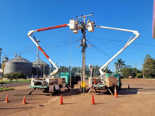 ANDE realiza mantenimiento a líneas de distribución eléctrica en cuatro zonas de Canindeyú