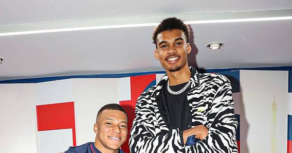 La Nación / Viral: Kylian Mbappé tuvo que mirar al techo para conversar con su ídolo