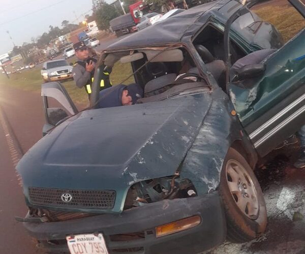 Mujer resulta ilesa de aparatoso accidente