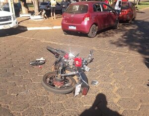 Adolescente de 16 años en moto provoca accidente