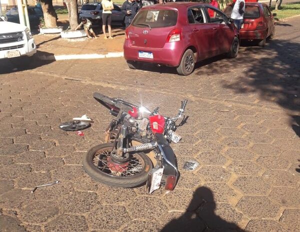 Adolescente de 16 años en moto provoca accidente