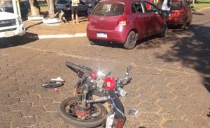 Adolescente de 16 años sufre lesiones tras chocar contra un auto