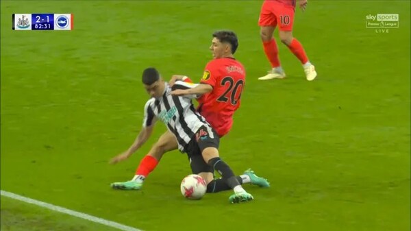 Newcastle de Almirón golea al Brighton de Enciso