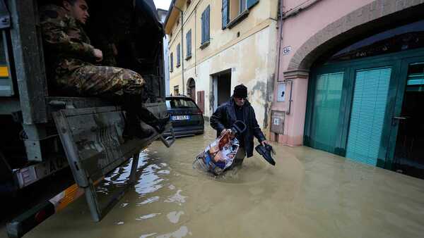 Inundaciones en Italia dejan 9 muertos, 20.000 evacuados y destrozos - Oasis FM 94.3