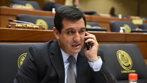 Ex ministro condenado por corrupción se entrega a la Policía