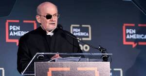 La Nación / Salman Rushdie reaparece en público: “El terrorismo no debe aterrorizarnos”