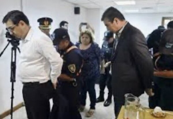 Ex ministro de Agricultura condenado por corrupción se entrega a la Policía