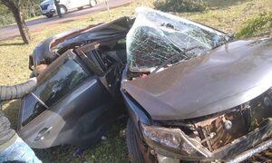 Joven sale ileso de violento choque contra árboles