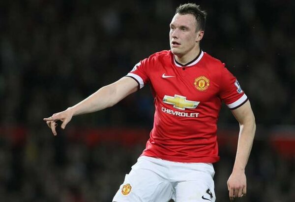 Phil Jones deja el United tras disputar tres partidos en tres años