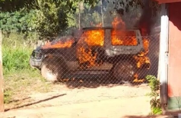 Hombre se prendió fuego dentro de su camioneta luego de acuchillar a su pareja - Noticiero Paraguay