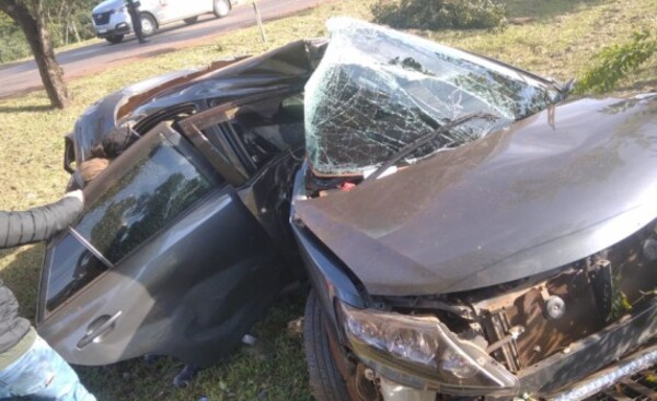 Conductor salió ileso de violento accidente, tras falla de frenos