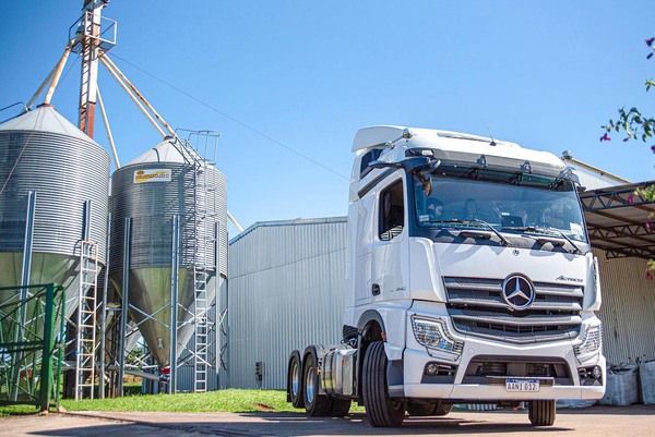 Grupo Condor realizó la entrega del primer New Actros 2023 en Paraguay a la empresa Prorganica S.A