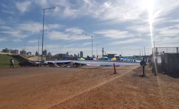 Diario HOY | Puente Encarnación-Posadas vuelve a ser bloqueado por docentes argentinos
