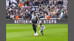 [VIDEO] La tierna imagen del ¡mini Almirón! en chute del Newcastle
