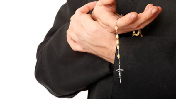 Condenan a docente que intentó quedarse con bienes de sacerdote