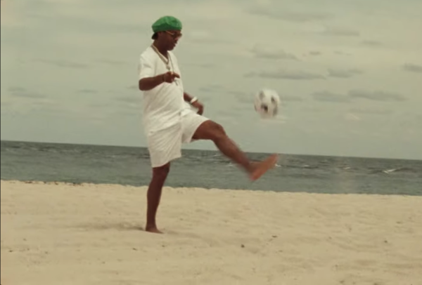 Versus / Ronaldinho y su aparición estelar en el nuevo videoclip musical de Bad Bunny