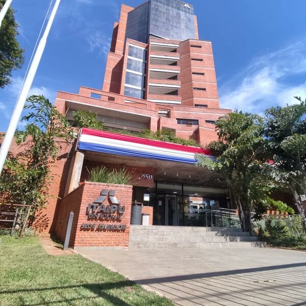 Preparan examen para 17 mil personas que sueñan trabajar en Itaipú - C9N