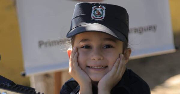 La Nación / ¡Una mini policía! Pequeña visitó por su cumple la comisaría de su papá fallecido