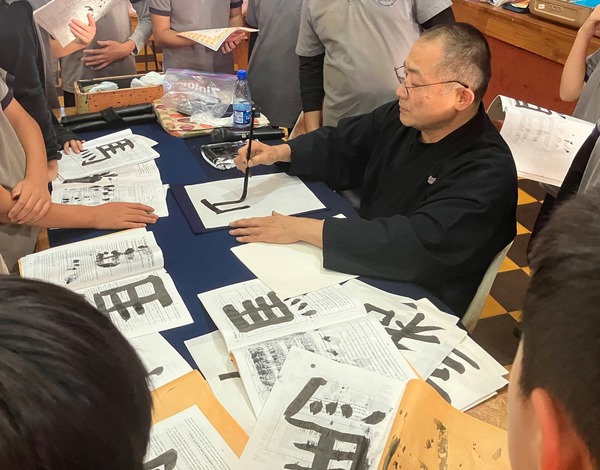 REALIZAN TALLER Y DEMOSTRACIÓN DE CALIGRAFÍA JAPONESA EN PIRAPÓ