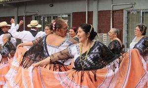Elenco de danza de adultos mayores de la UNE obtiene primer puesto en competencia