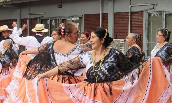 Elenco de danza de adultos mayores de la UNE obtiene primer puesto en competencia