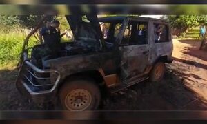 Entró a una camioneta y le prendió fuego luego de apuñalar a su pareja