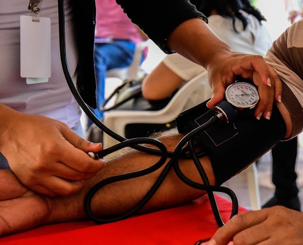 Instalan más de 100 puestos de control de presión arterial en el país