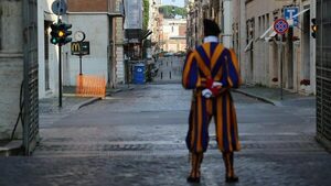 Un hombre a bordo de un vehículo ingresa a fuerza al Vaticano