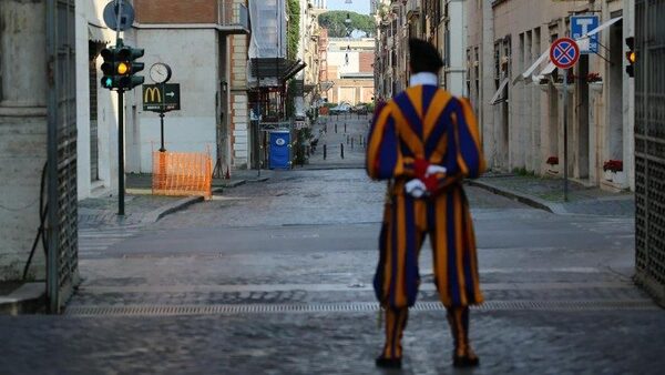Un hombre a bordo de un vehículo ingresa a fuerza al Vaticano