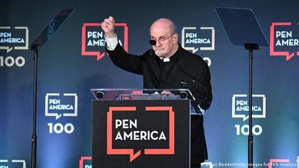 Salman Rushdie reaparece en un acto público en Nueva York