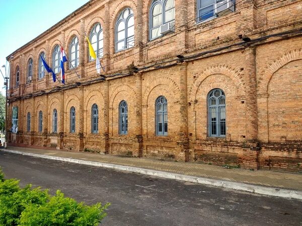 Universidad Católica: Sindicalistas entregan dossier de denuncias a enviados del Vaticano - Nacionales - ABC Color