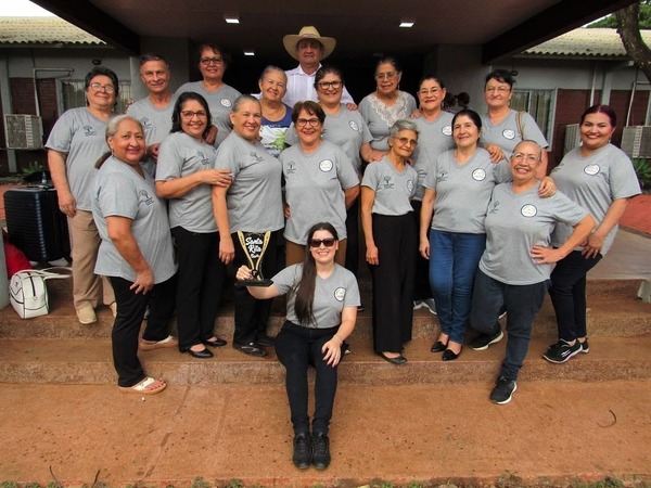 Elenco de danza de adultos mayores de la UNE obtiene primer puesto en competencia - ADN Digital