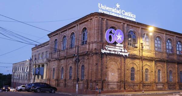 La Nación / Funcionarios de la Universidad Católica presentan dosier de denuncias a autoridades eclesiales