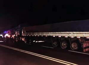 Asalto y toma de rehenes: roban tres camiones que transportaban soja en Alto Paraná  - ABC en el Este - ABC Color