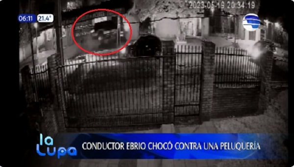 Comisario ebrio choca contra una peluquería en Luque