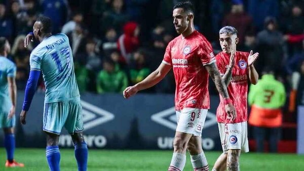 Versus / Ávalos se retiró lesionado y llorando del partido de Argentinos ante Boca Juniors