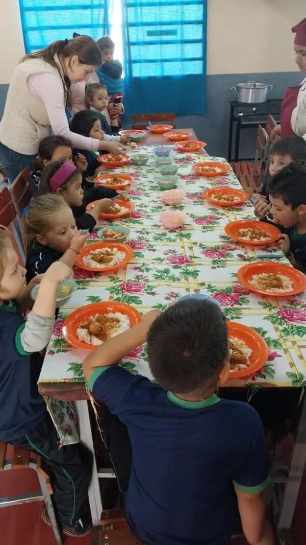 2819 ESTUDIANTES DE ENCARNACIÓN RECIBEN DIARIAMENTE EL ALMUERZO ESCOLAR