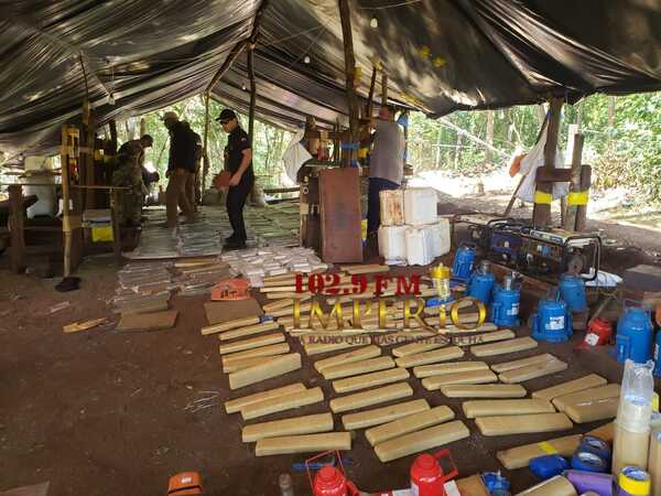 Tres detenidos y destrucción de 8 toneladas de marihuana en la colonia Estrella - Radio Imperio